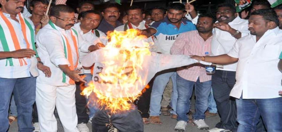 Congerss activists burn PM effigy