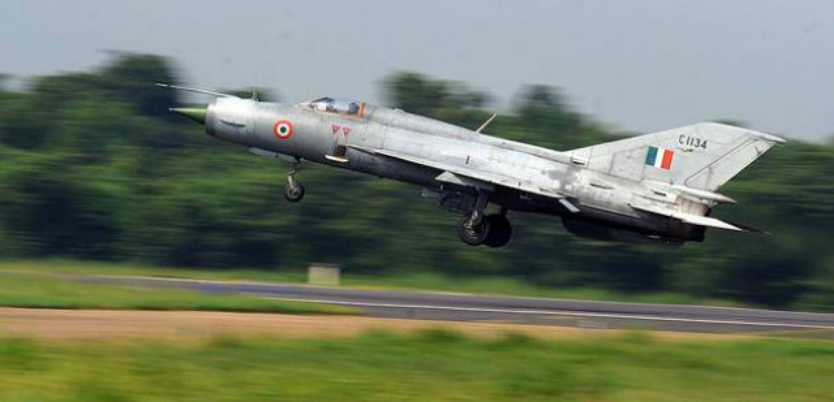 MiG-21 fighter Jet of IAF makes an emergency landing at Srinagar Airport 