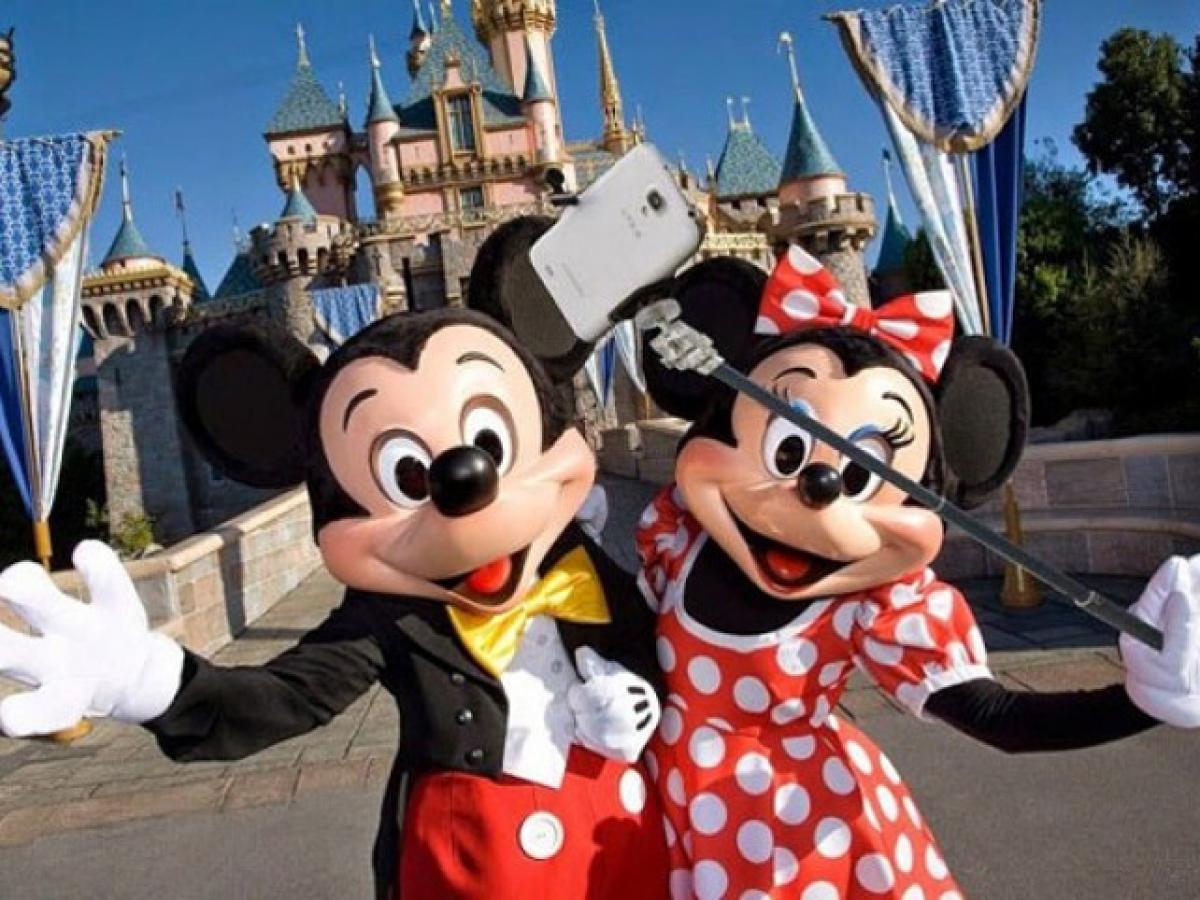 Selfie sticks banned in Disney theme parks