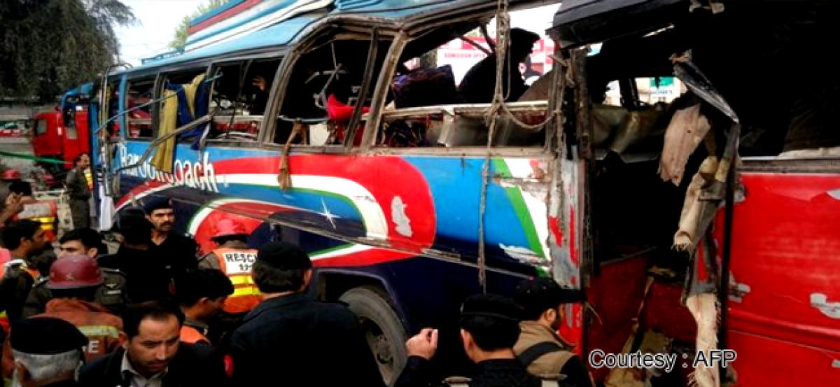 Bomb blast in Pakistan bus kills 15