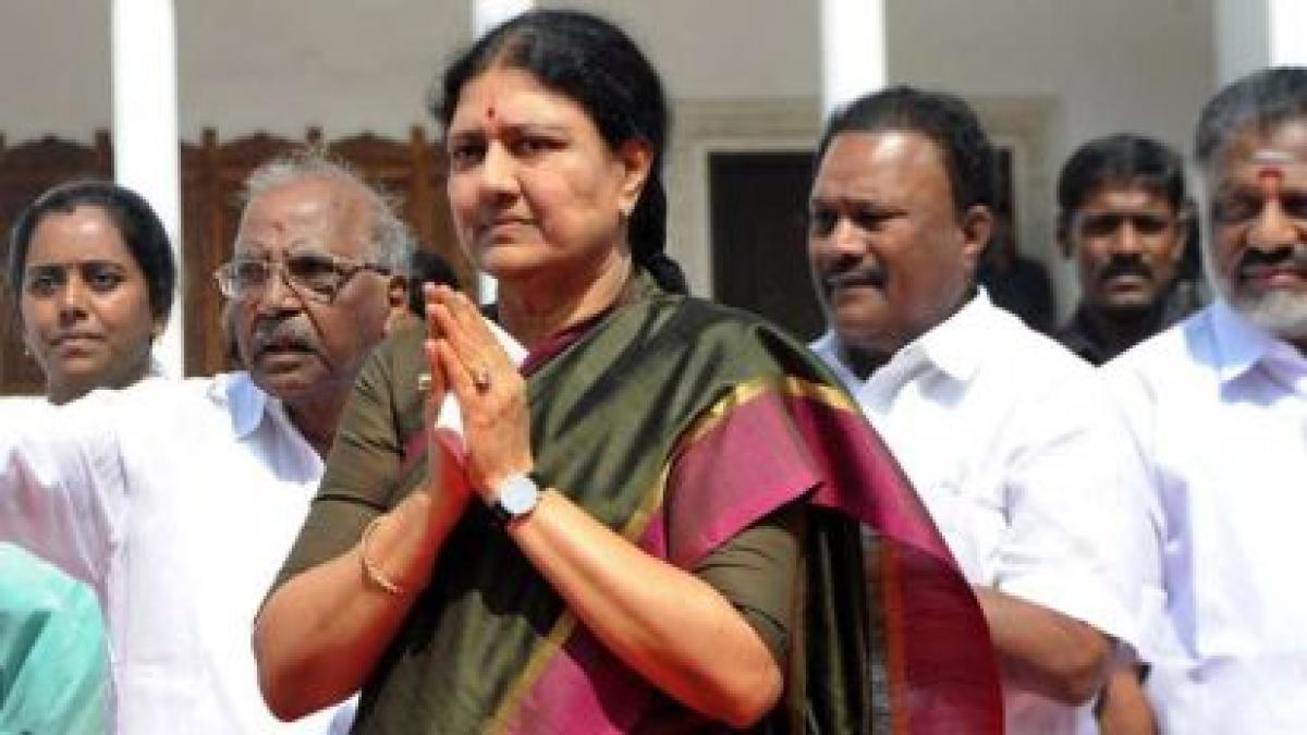 TN governor shouldnt blindly invite Sasikala to form government