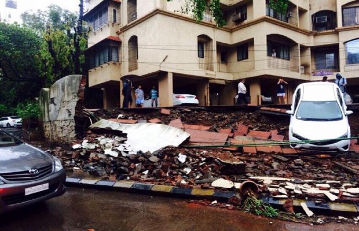 rains-in-mumbai-after-dry-spell-suburban-services-hit