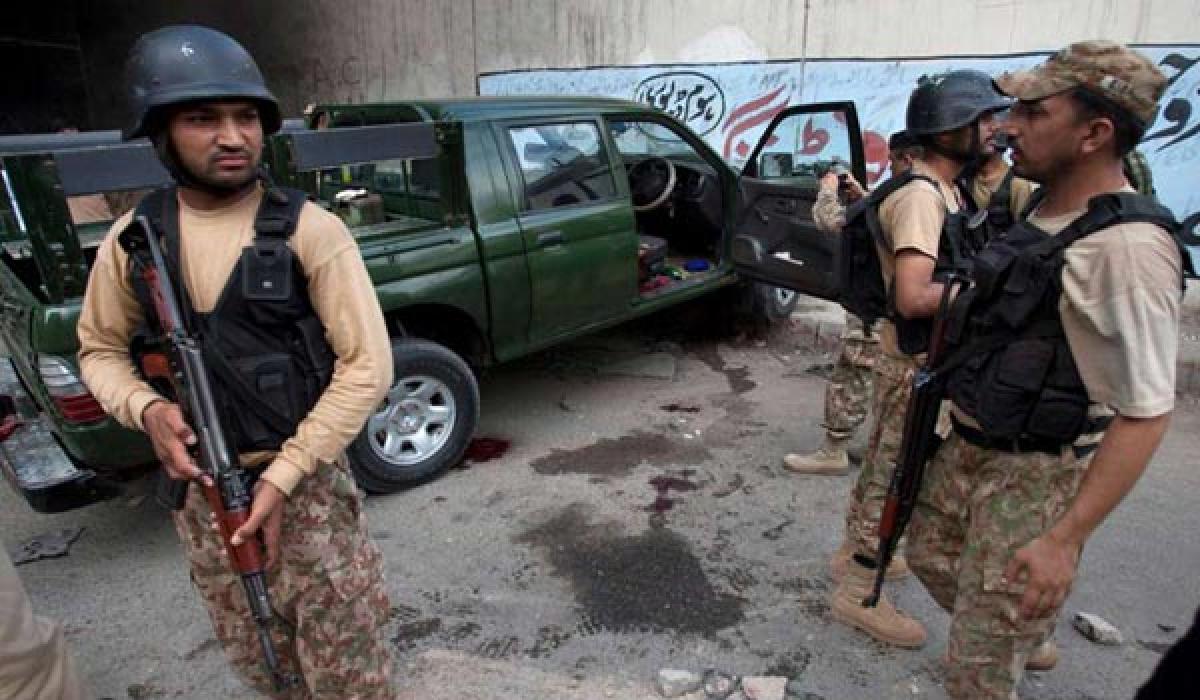 Pakistani Gunmen kill two Army personnel in Karachi