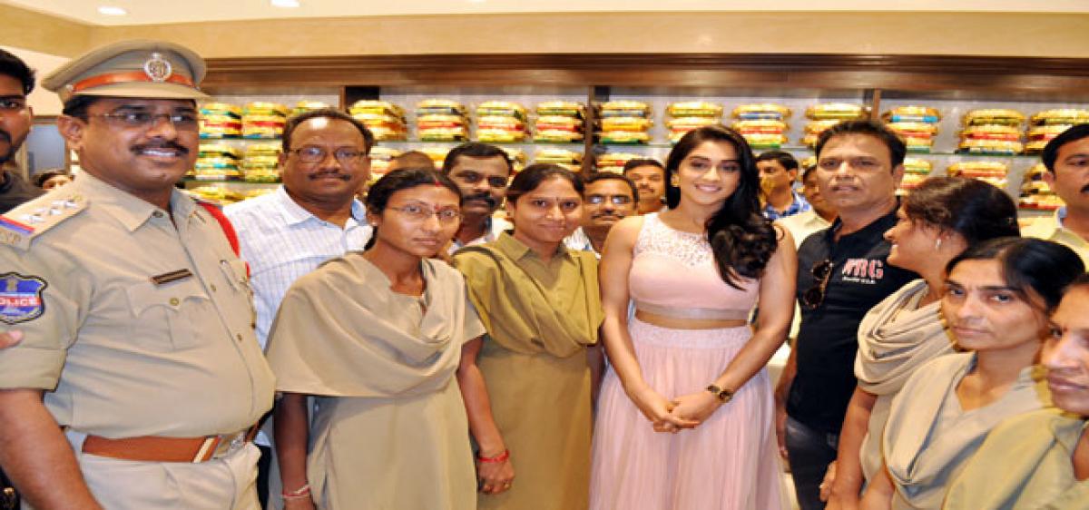 Regina inaugurates shopping mall in Adilabad