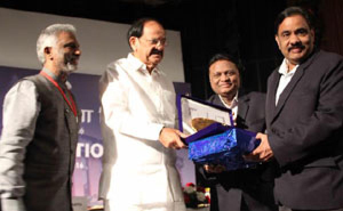 APSRTC bags HUDCO Award