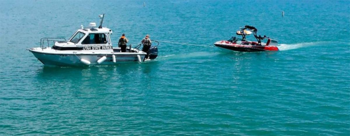 4 of a family die as boat overturns in lake