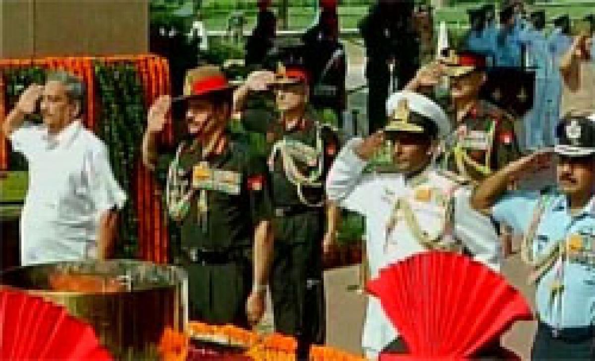 Manohar Parrikar pays tribute to Kargil martyrs at Amar Jawan Jyoti