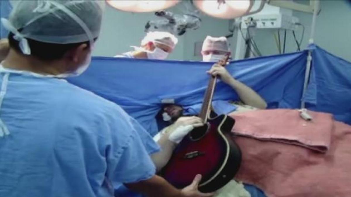 Brazilian sings, plays guitar during brain surgery