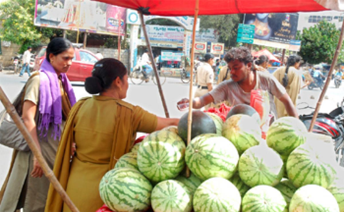 Denizens beat the heat with seasonal fruits & drinks