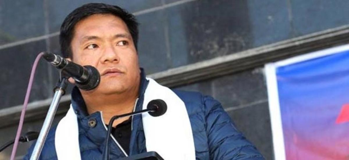 Arunachal CM felicitates R-Day Tableau team