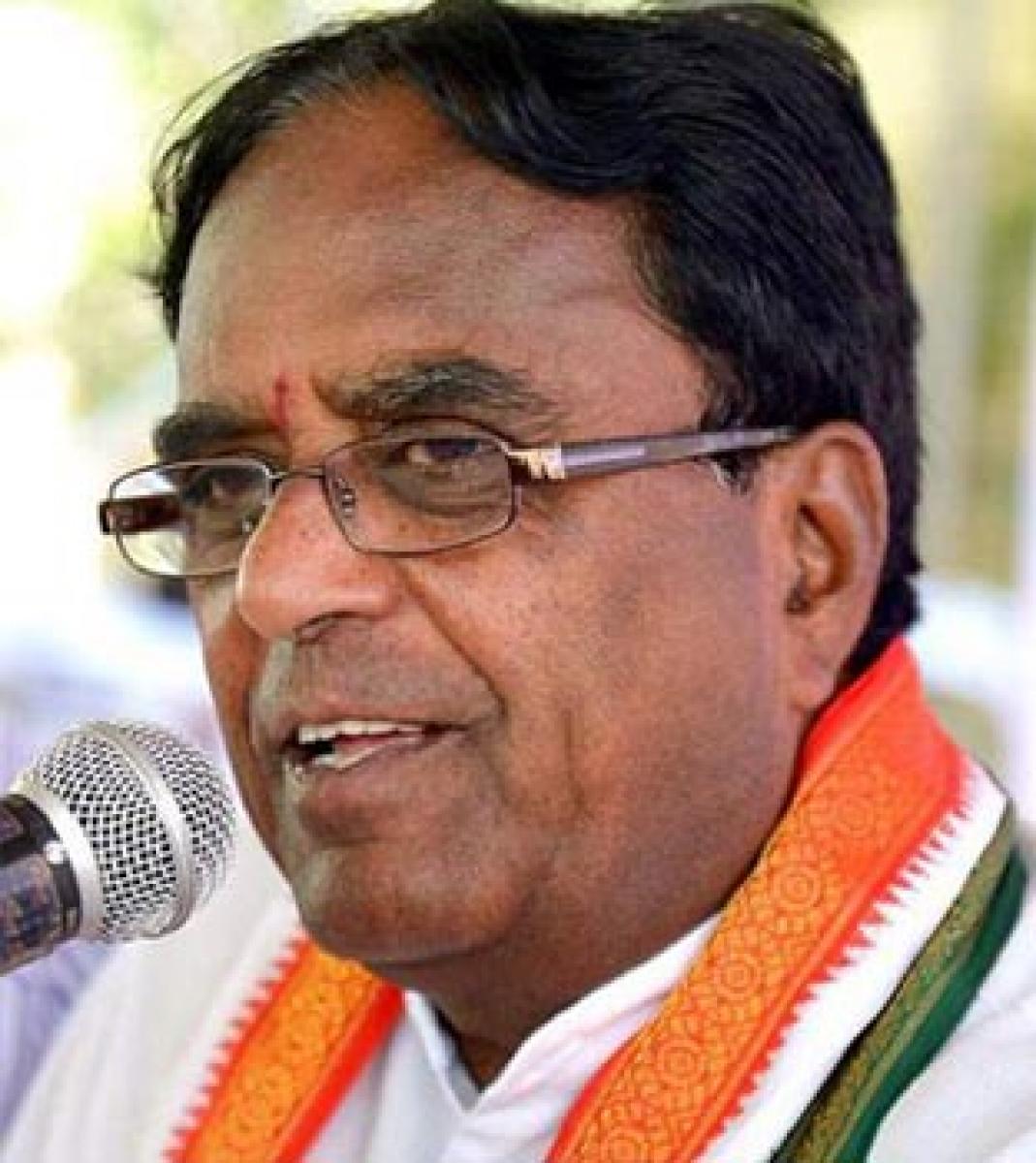 Ponnala urges DGP to revoke Section 144 in Jangaon