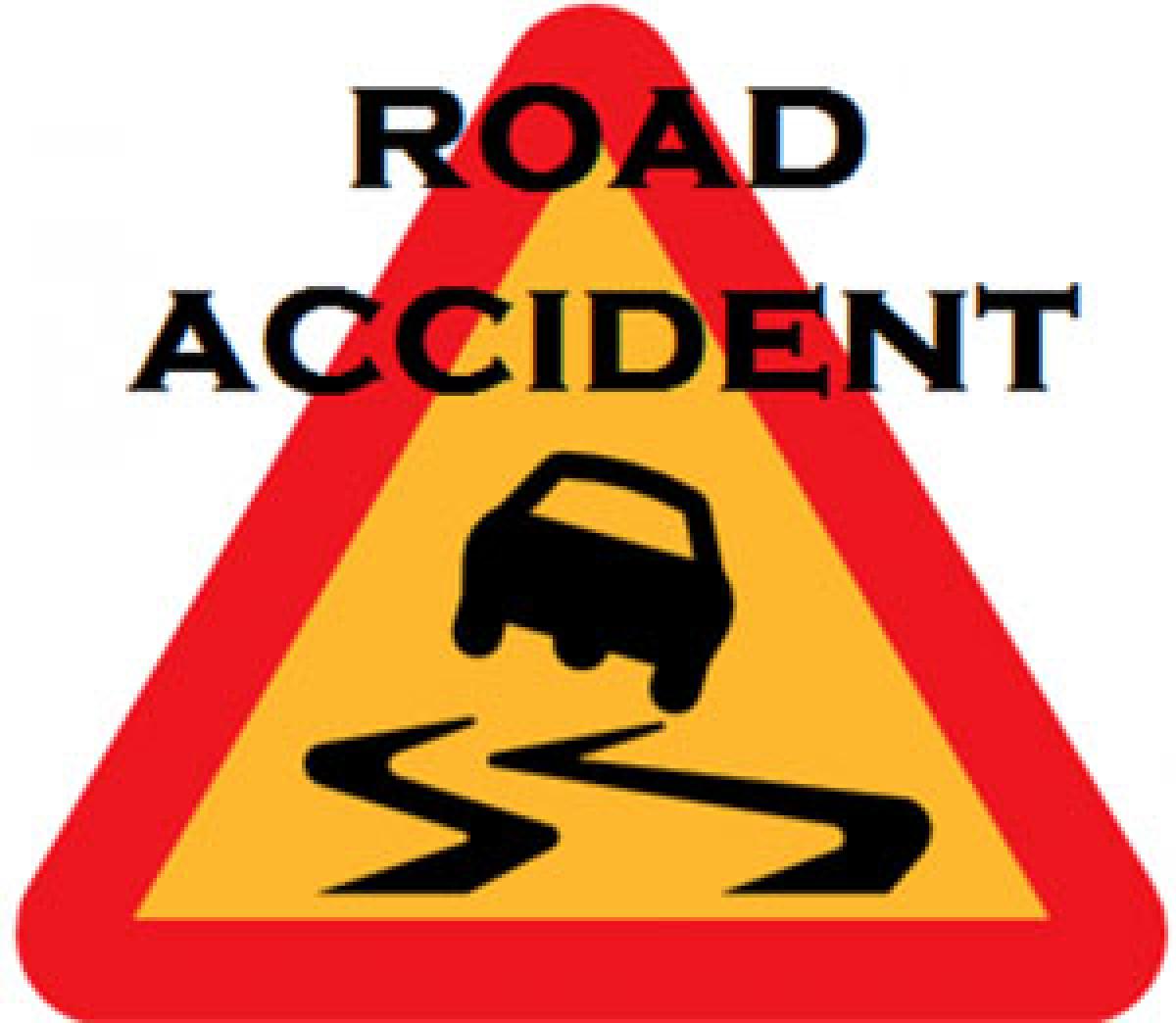 road-mishap-kills-six-10-injured-on-the-way-to-pushkaram