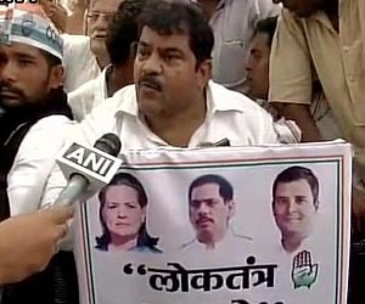 Vadra joins Congress...on posters!