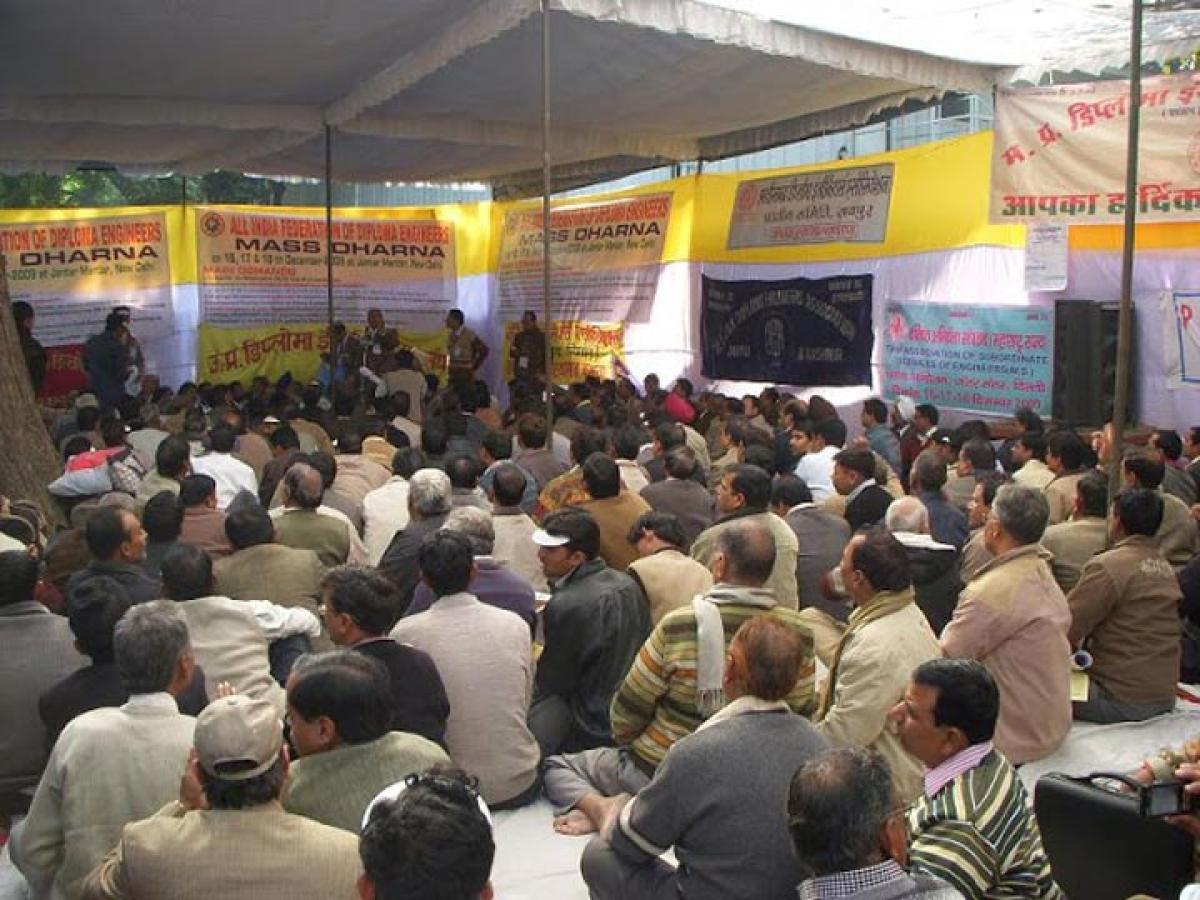 Railway engineers stage dharna