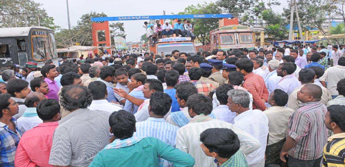 Guntur farmers demand immediate purchase of chillies