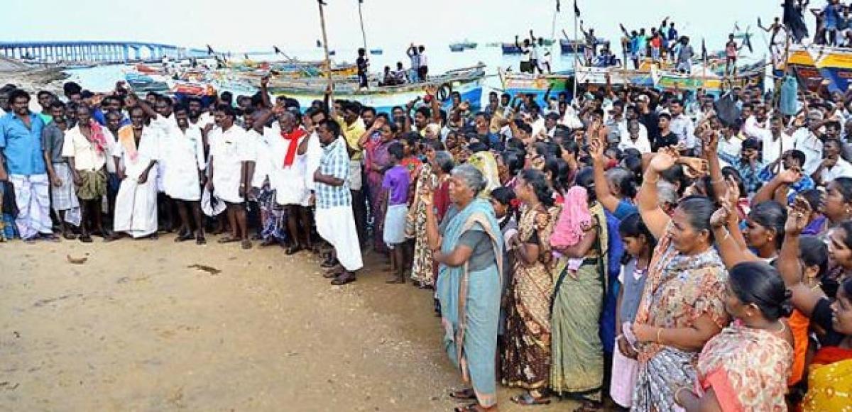 Fishermen stage rasta roko on NH-16