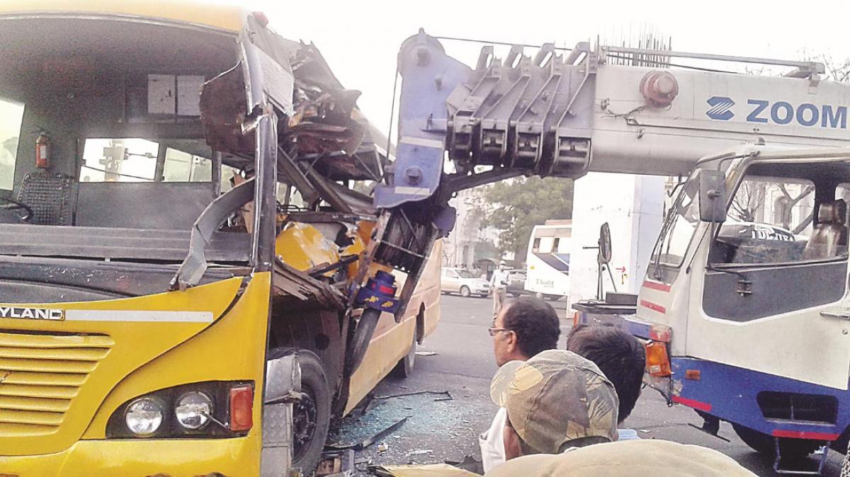 Crane rams into college bus; 24 hurt