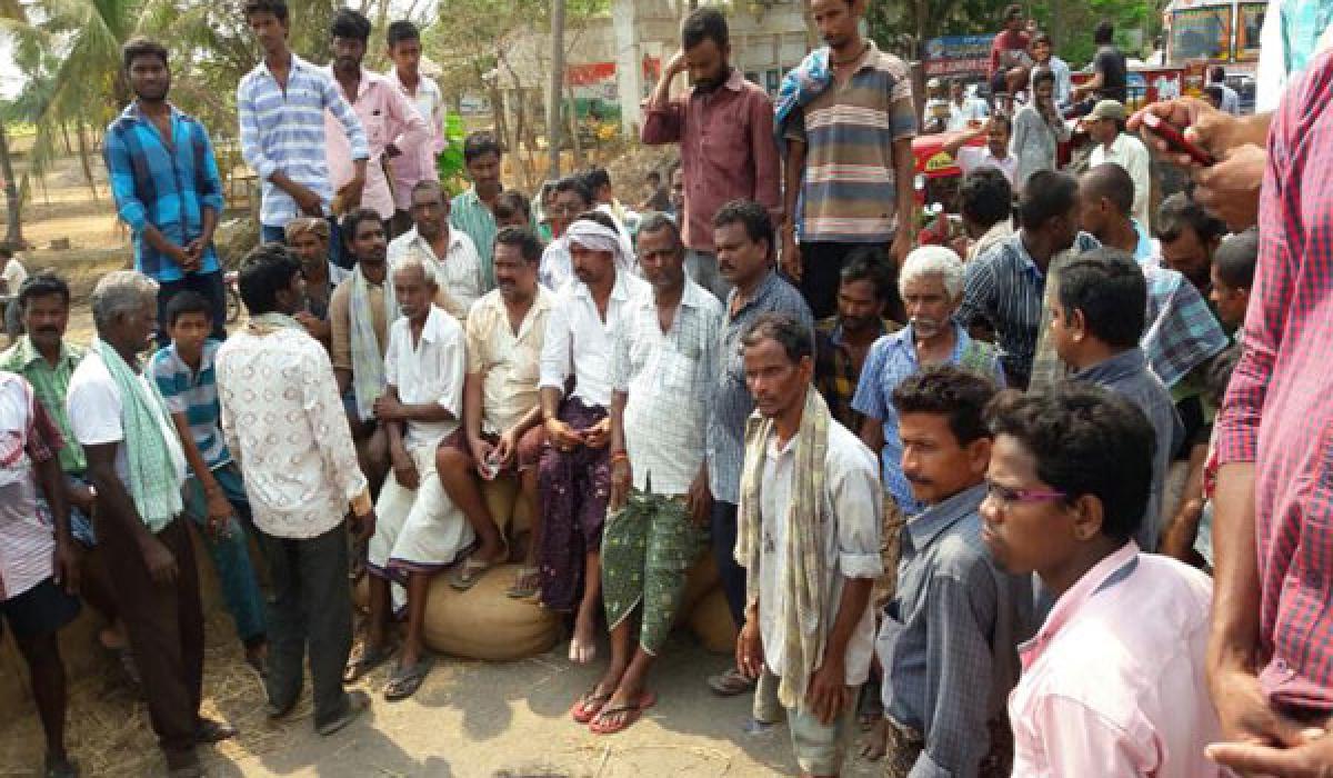 Farmers block Taderu-Bhimavaram road