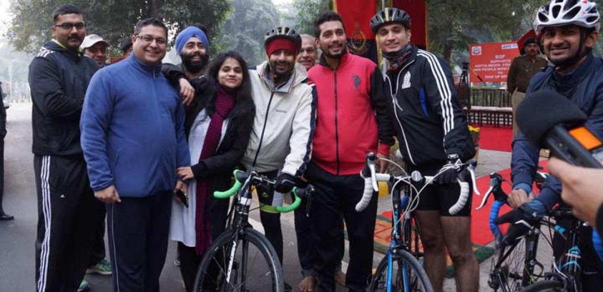 Aditya Mehta cycles without prosthetic limb from Delhi to Mumbai