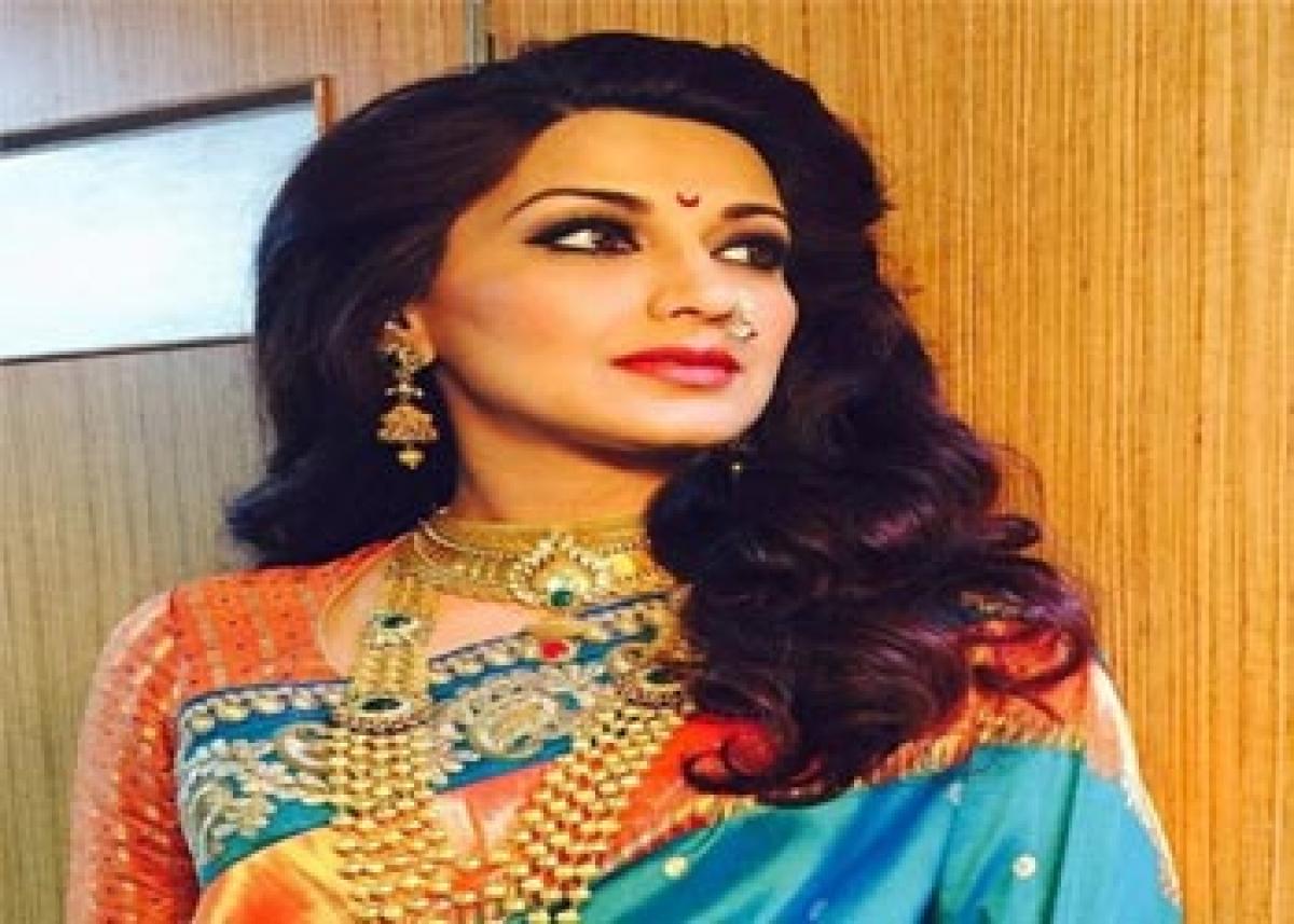 Sonali Bendre goes out of her way for Paithani weavers!