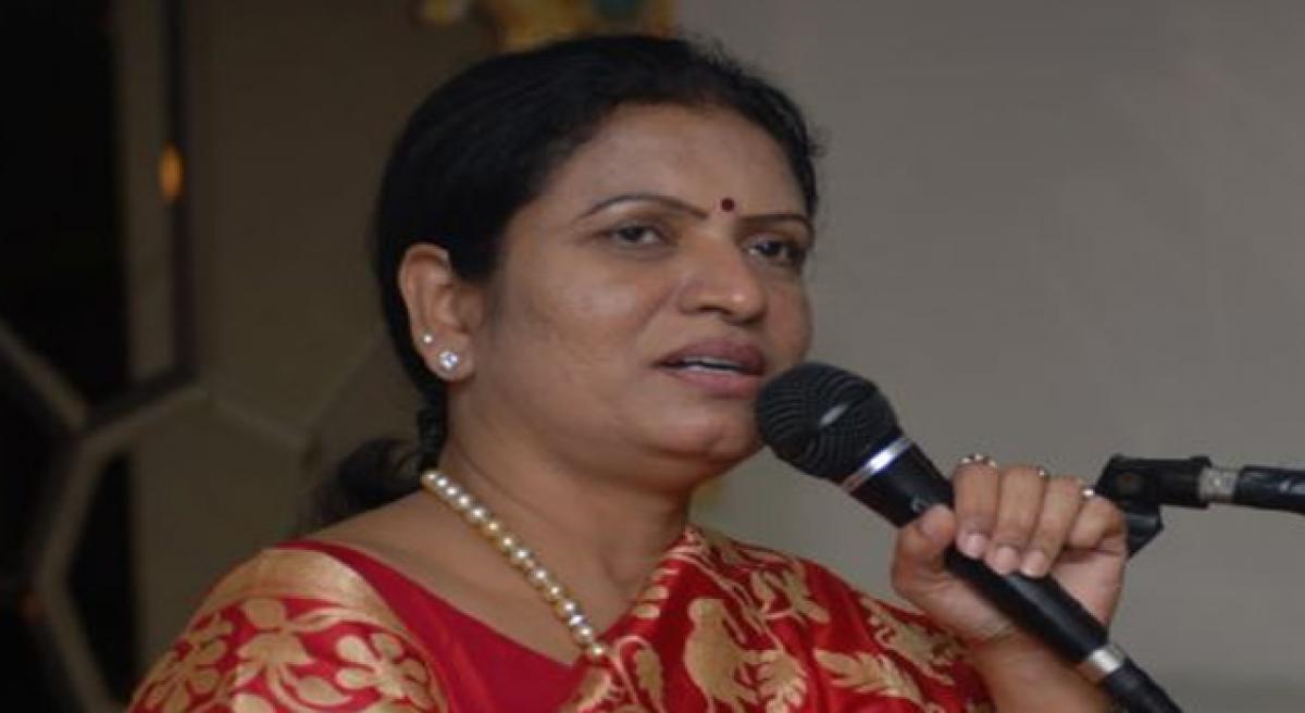 Aruna accuses TRS govt of hijacking Congress schemes