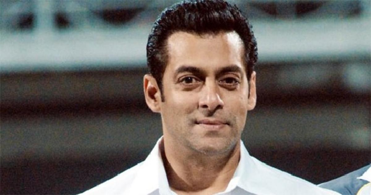 Salman Khan knows Shah Rukh Khan starrer Fan is superb