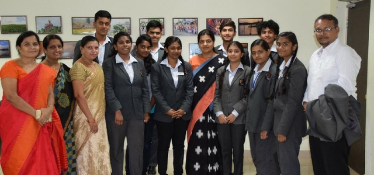 Nizamabad Collector appreciates Navyabharathi students