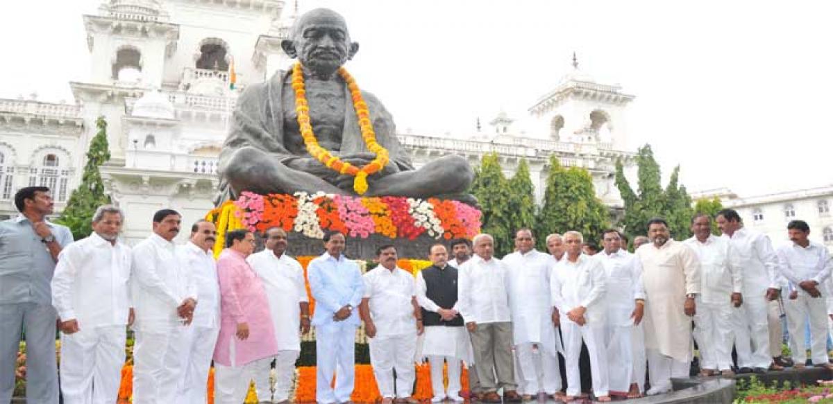 Guv, CM pay tributes to Mahatma