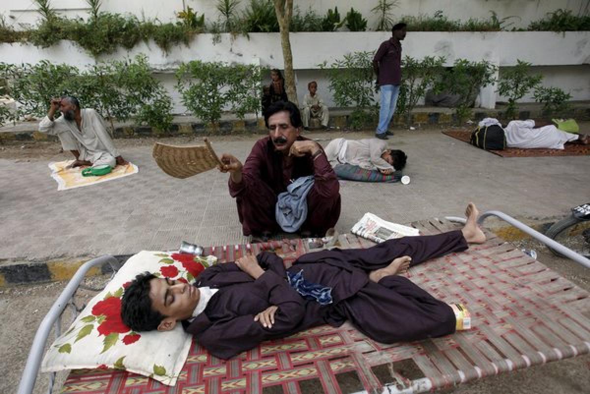 Pakistanis get no respite from heatwave