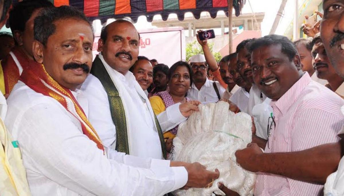 Agriculture Minister inaugurates Rythu Bazaar