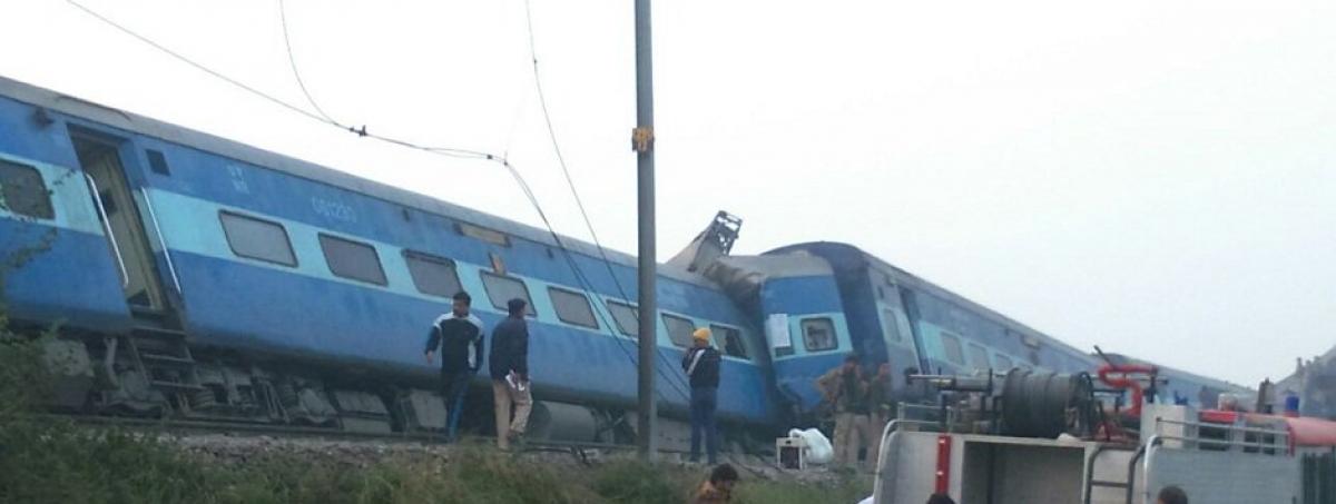 Twitter sharing condolences to their families of Hirakhand Express