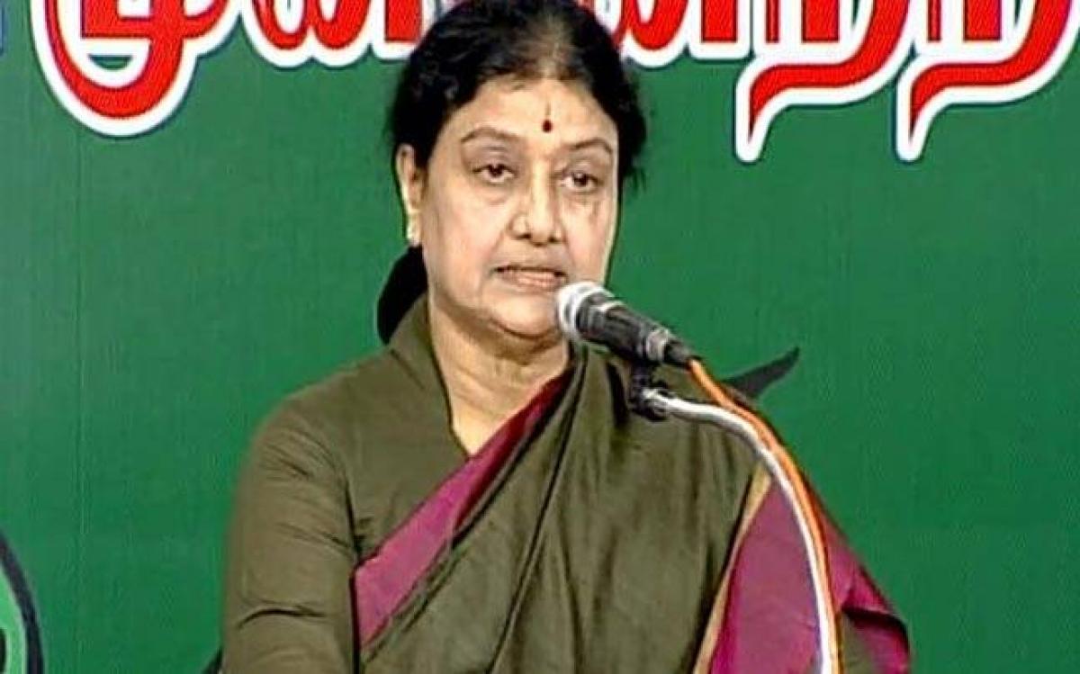 Sasikala sacks Madhusudanan, a day after him joining forces with Panneerselvam