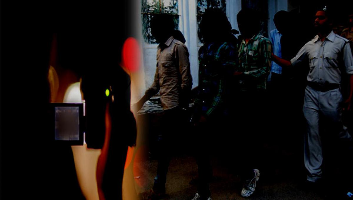 Gang that blackmailed women with nude pictures held in East Godavari