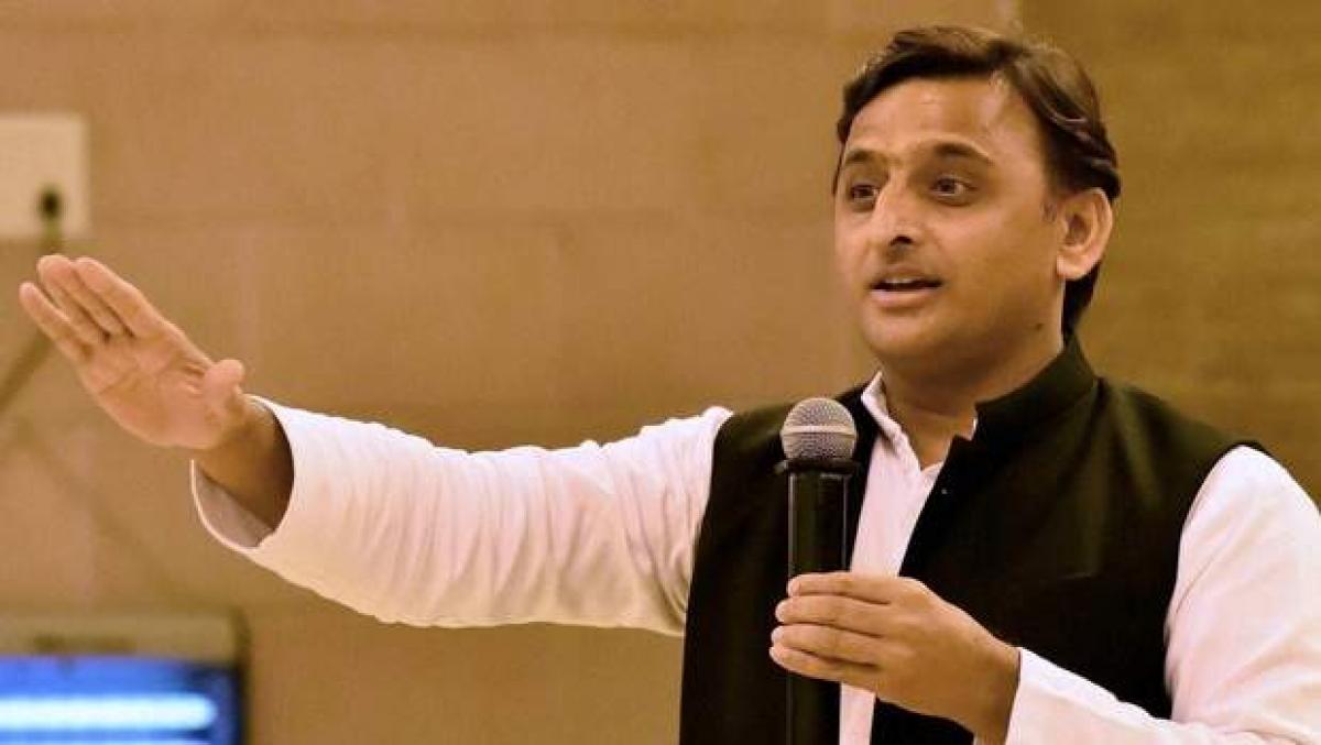 Day after expulsion, Akhilesh Yadav holds meeting, majority of MLAs attend