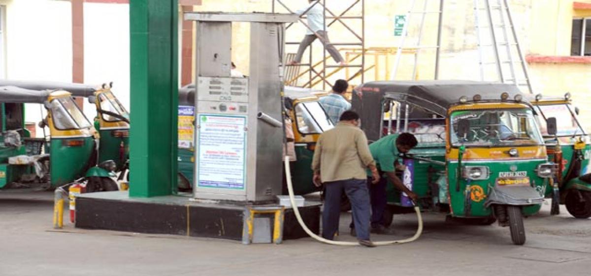 CNG scarcity hits livelihood of auto drivers