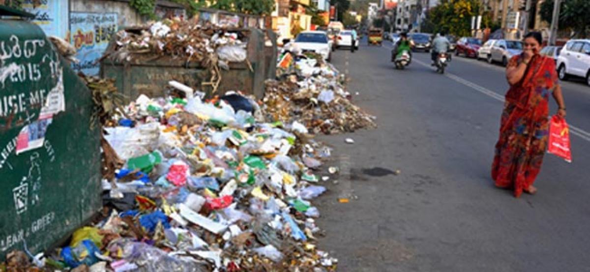 Garbage piles up on city streets