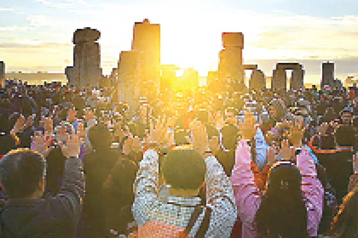 Summer solstice sun rises on Stonehenge