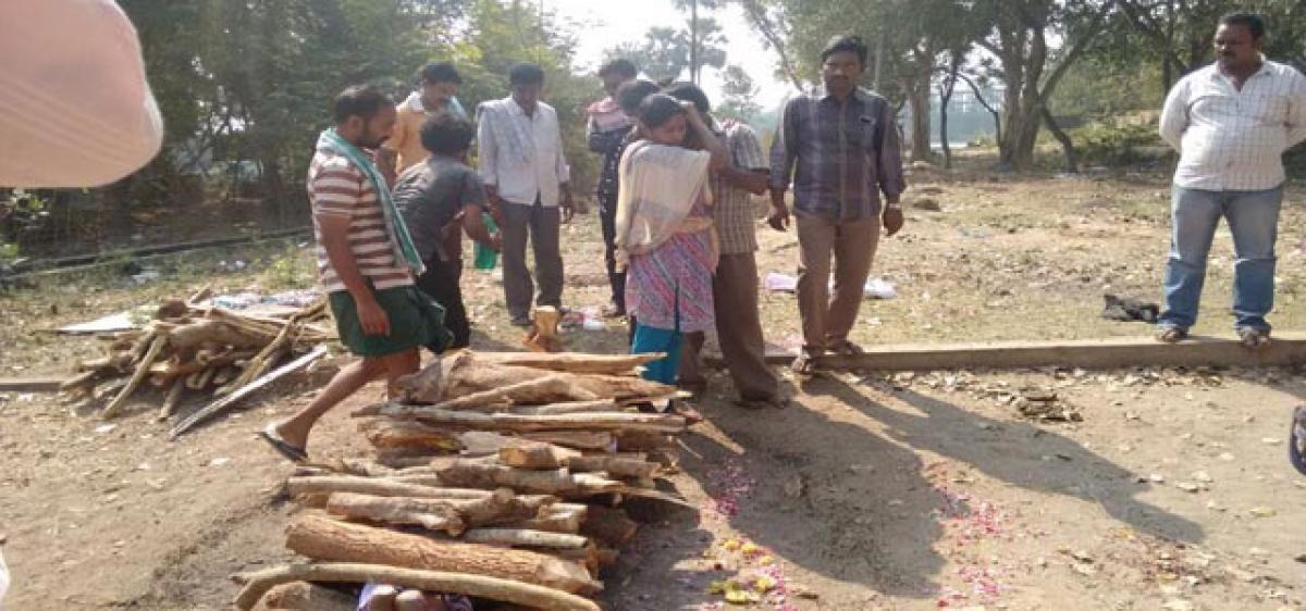 Daughter performs final rites