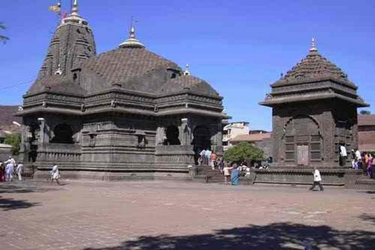 only-women-wearing-wet-clothes-can-enter-trimbakeshwar