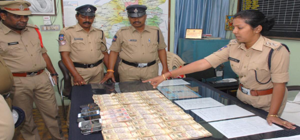 Cops nab eight involved in exchanging junk notes