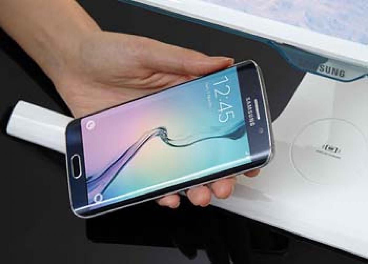 Samsung unveils worlds first wireless mobile charging monitor