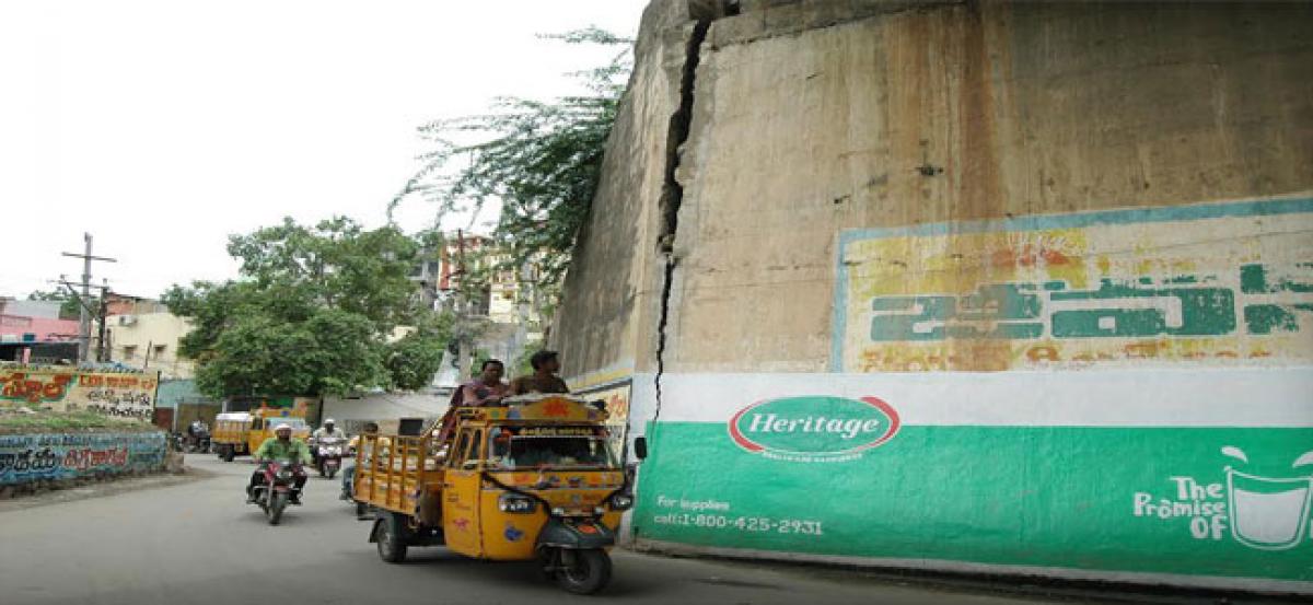 Crack in Erra Katta bridge wall posing threat