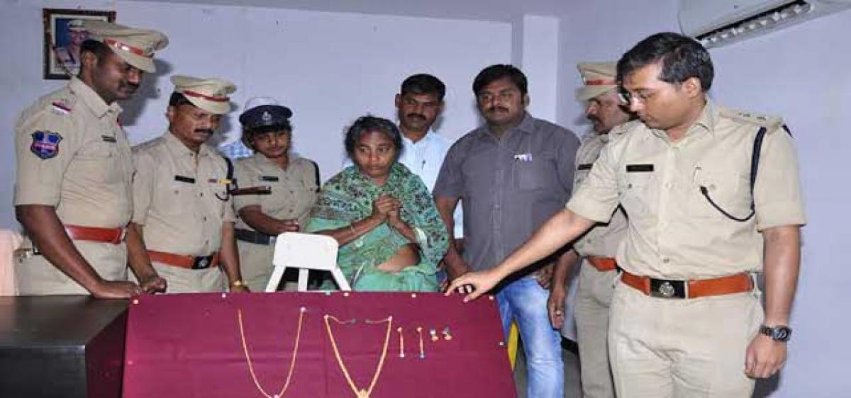 Woman held for stealing gold