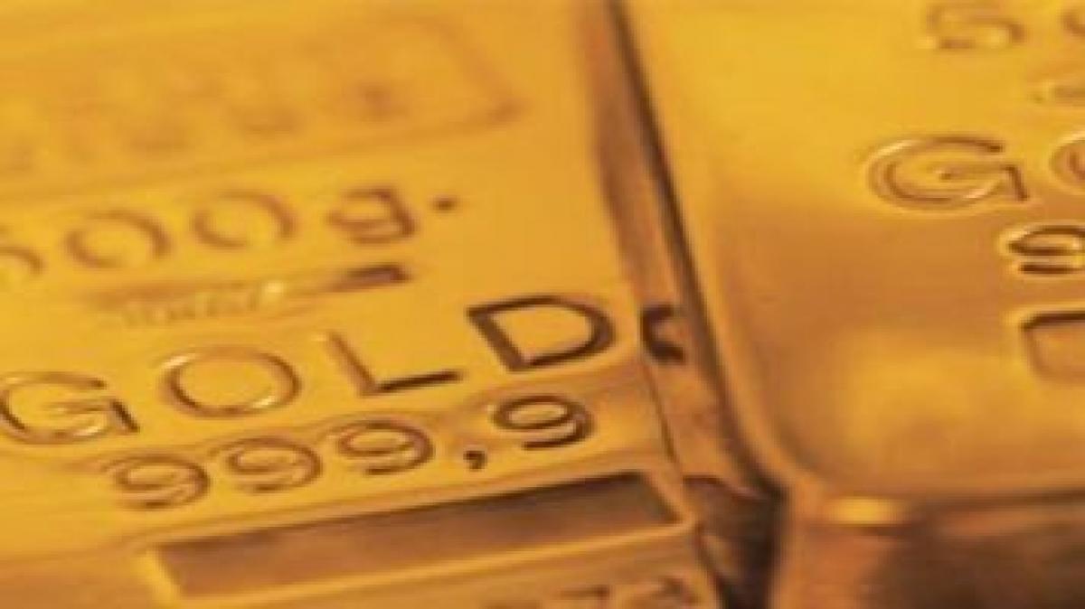 Gold falls to one-month low as dollar gains on Fed hike view