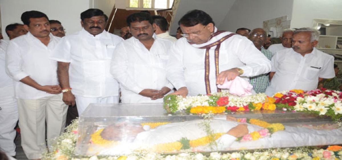 Leaders pay tributes to Ganga Reddy