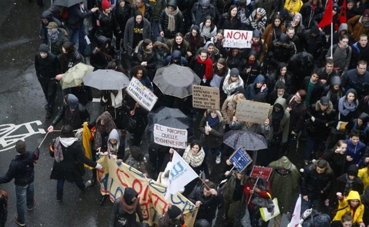 American Charged Over Police Car Attack In Paris Protests