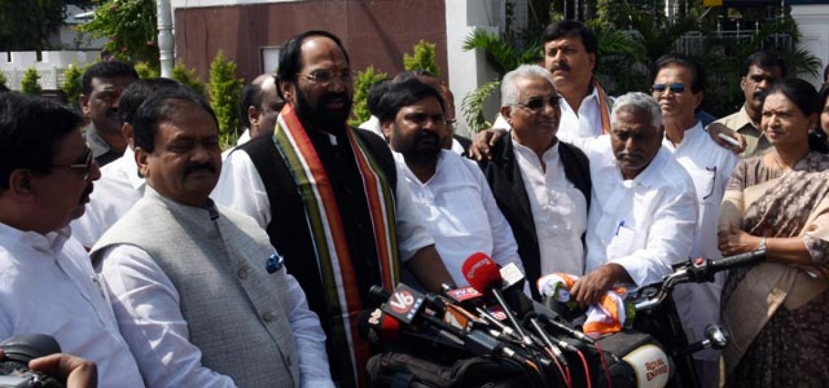 Congress steps up protests against TRS govts move to construct new Secretariat