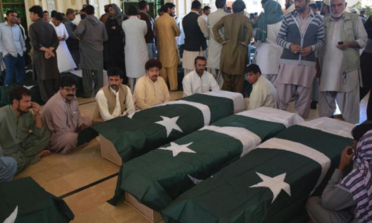 Pakistans city Quetta shutdowns, Families bury 61 people killed in the attack