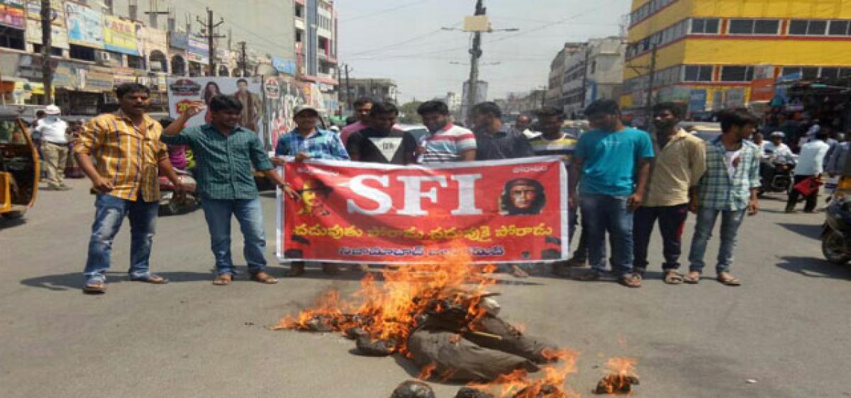 SFI leaders burn effigy of TRS govt