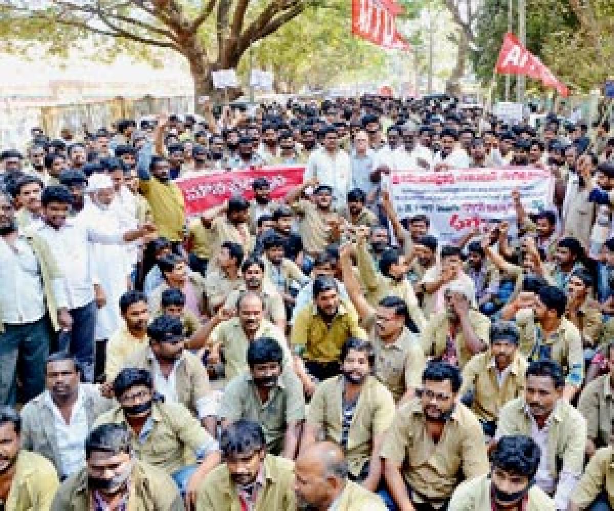 Scrap GO on swiping machines, auto drivers demand, hold rally